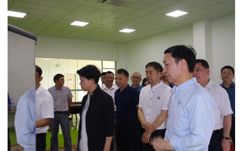 市委副書記、市長張迎春走訪智能制造企業(yè)，來我司調(diào)研，與我司高層領(lǐng)導(dǎo)親切會面。
